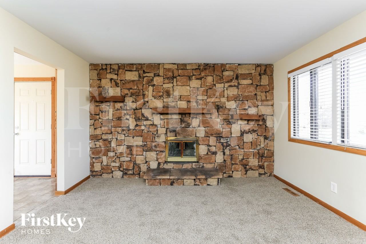 915 Camelot Dr - Photo 3 of 19