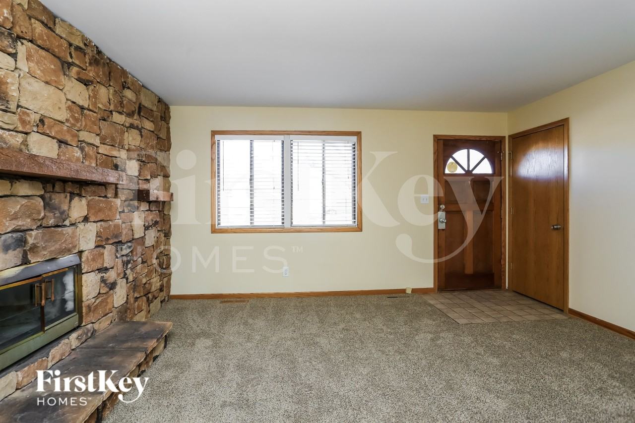 915 Camelot Dr - Photo 4 of 19