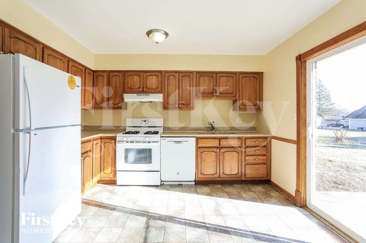 915 Camelot Dr - Photo 6 of 19