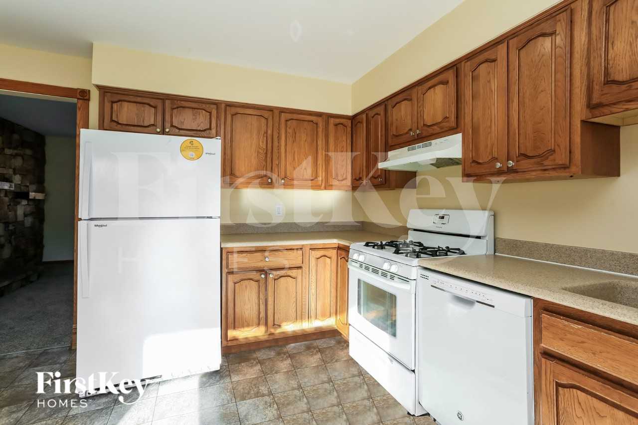 915 Camelot Dr - Photo 7 of 19