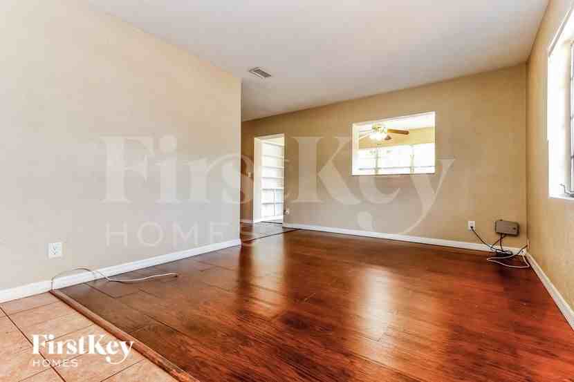 1240 Stockton Dr - Photo 4 of 15