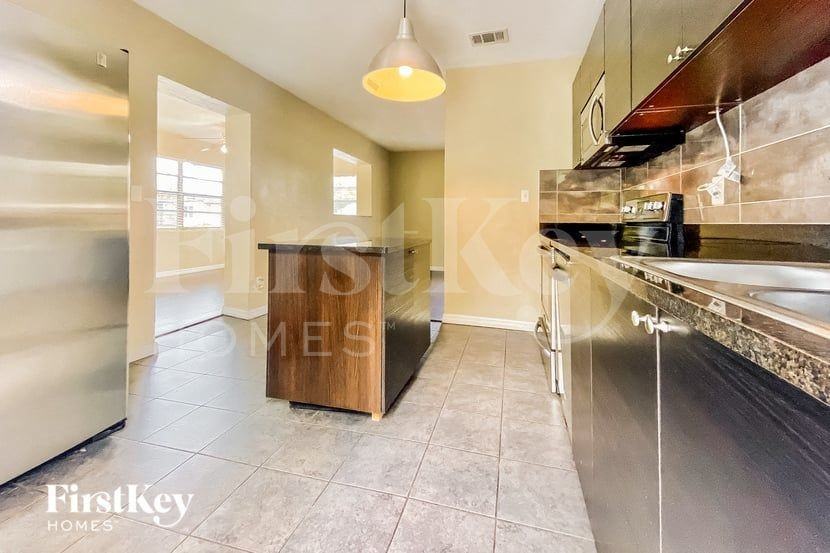 1240 Stockton Dr - Photo 5 of 15