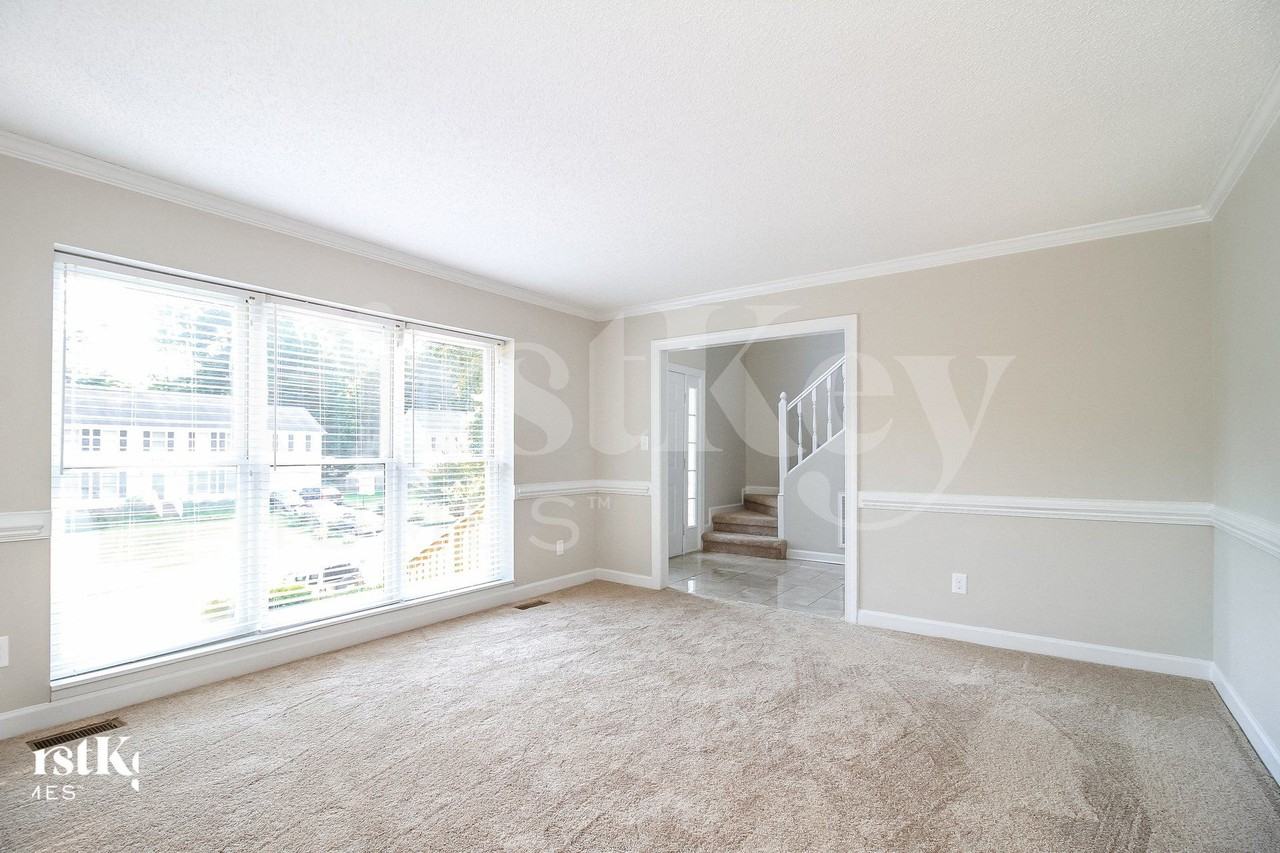 10 Country Woods Ct - Photo 5 of 15