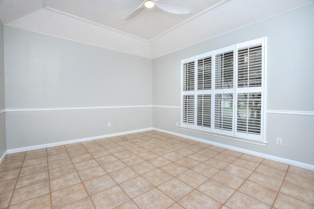 1604 Barcus Dr - Photo 4 of 40