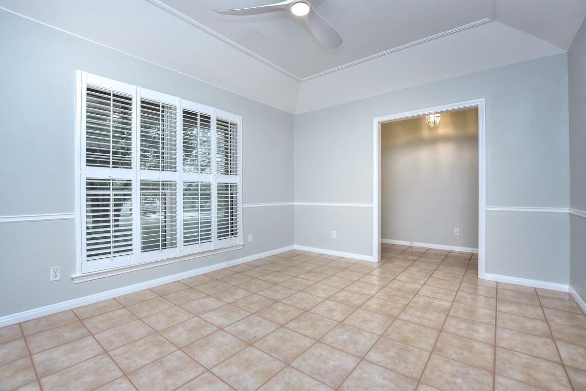 1604 Barcus Dr - Photo 5 of 40