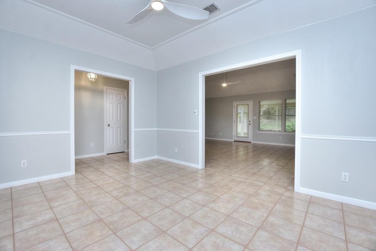 1604 Barcus Dr - Photo 6 of 40