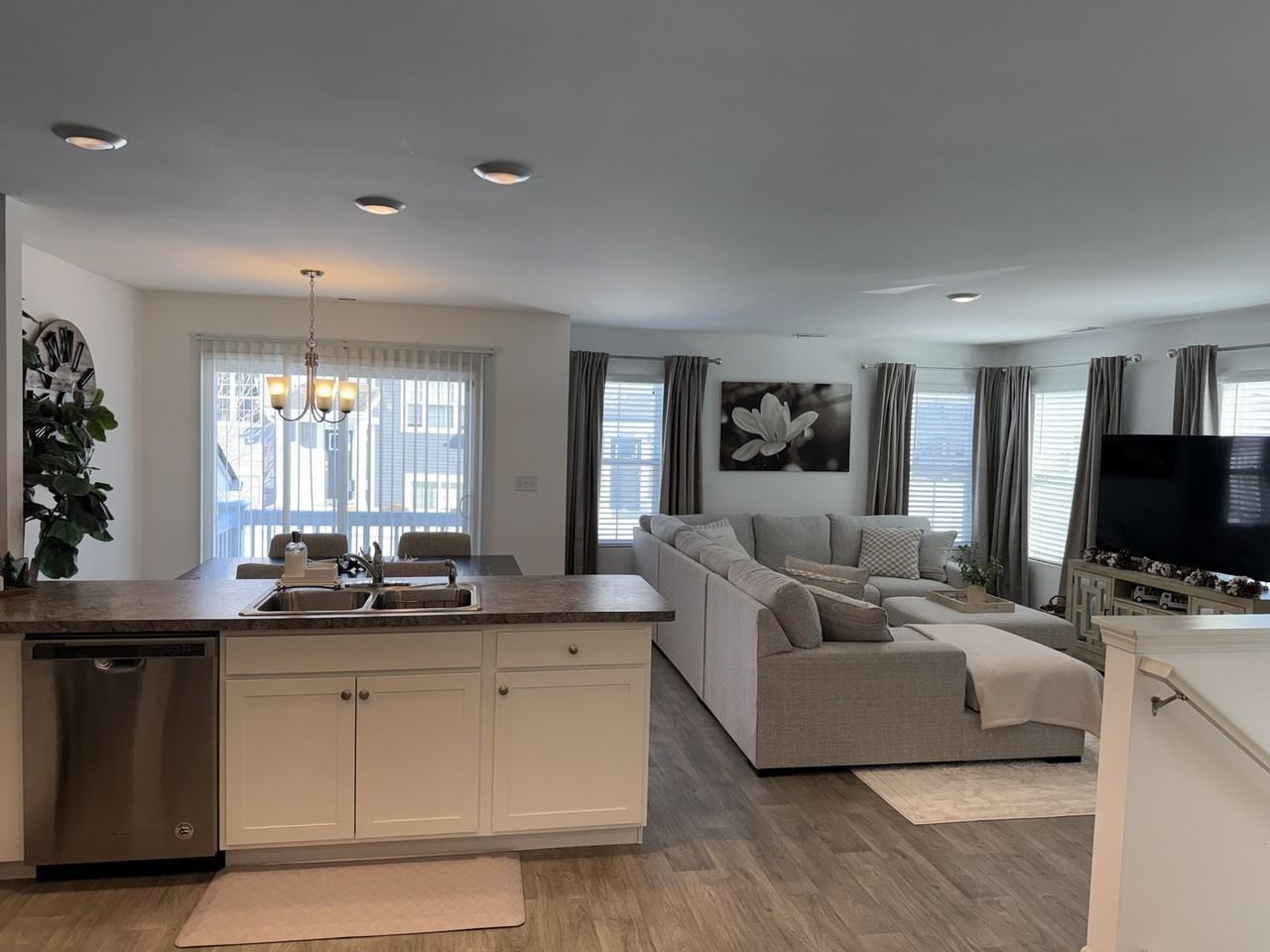 2520 Alison Ave - Photo 2 of 9