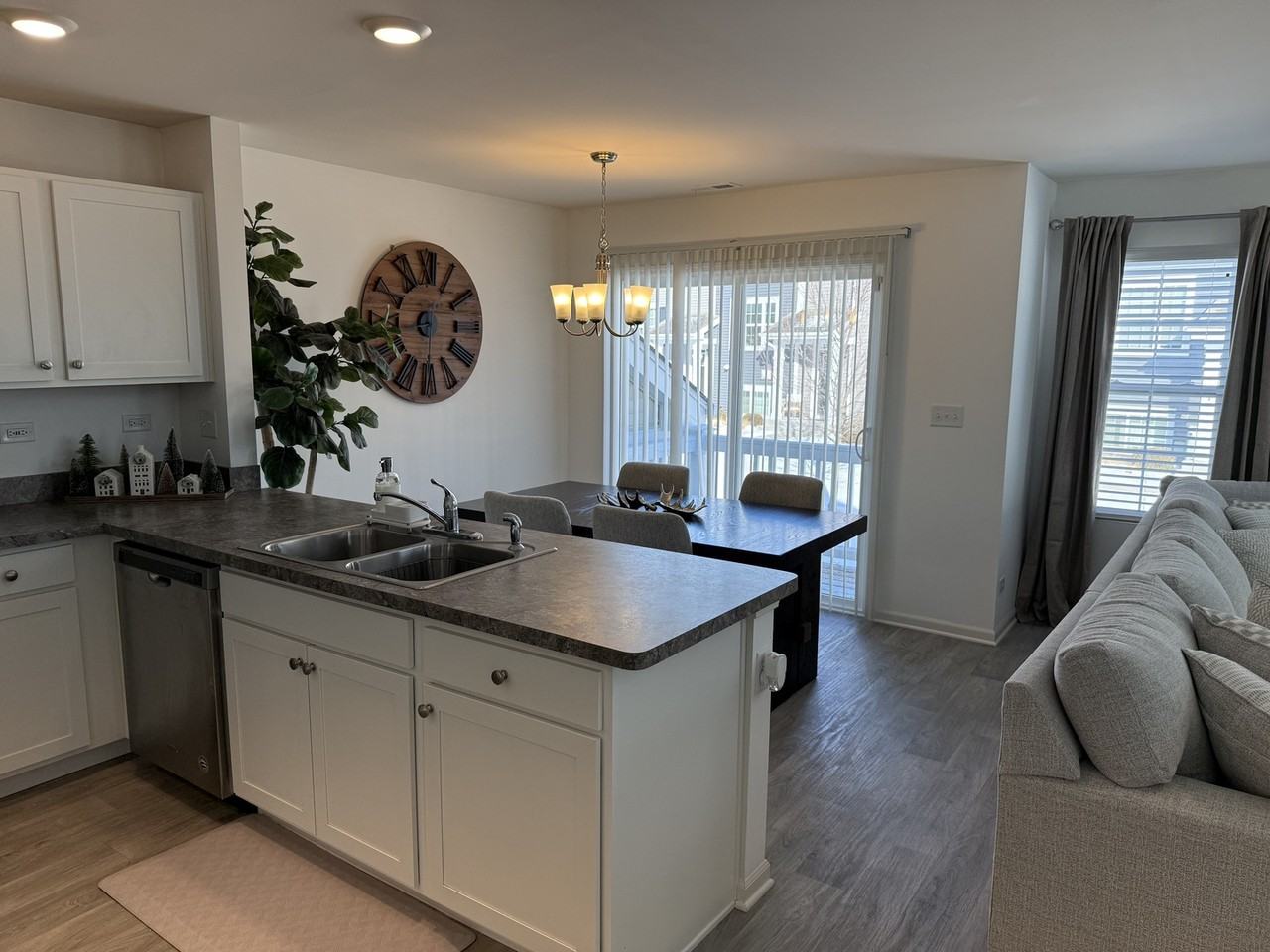 2520 Alison Ave - Photo 4 of 9