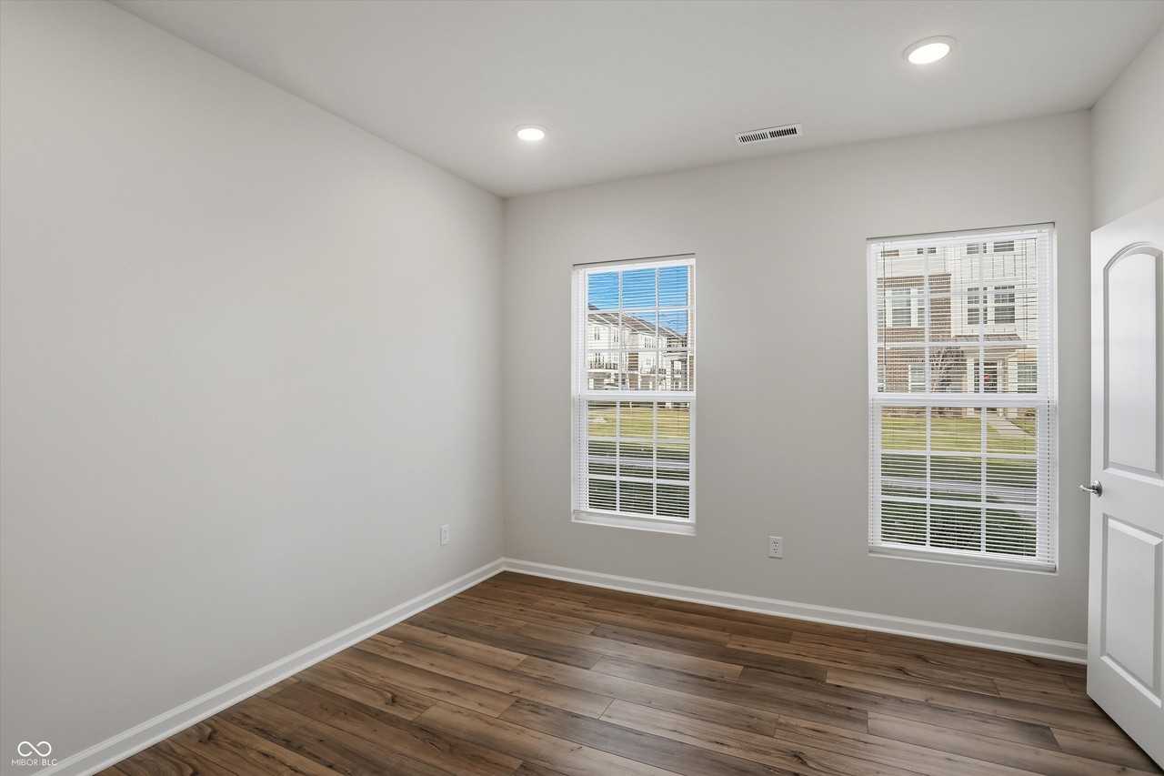 14573 Elsmere Ln - Photo 3 of 32