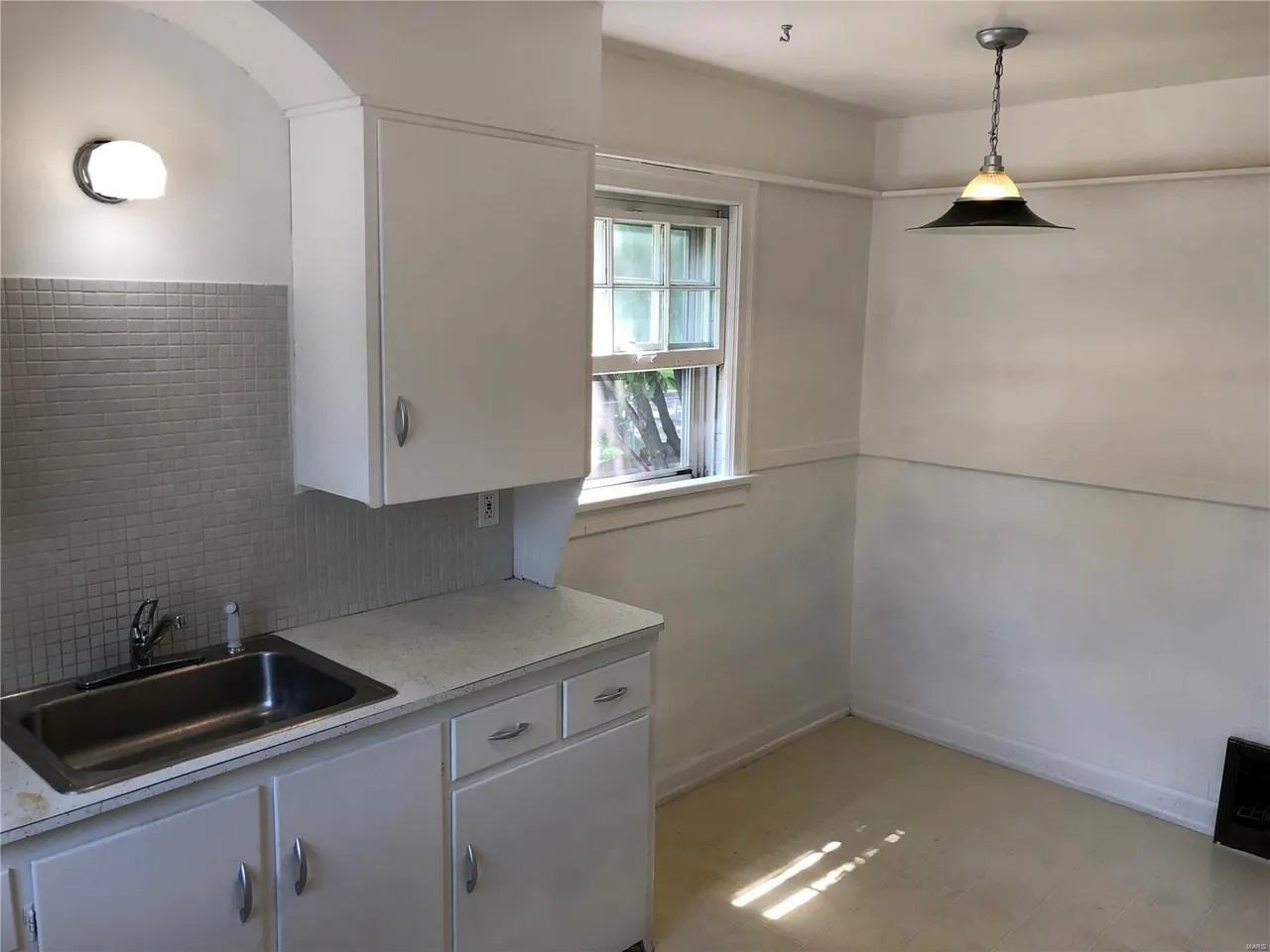 1105 Veterans Pkwy - Photo 4 of 12