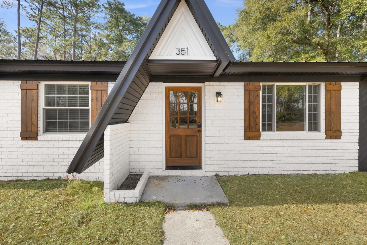 351 Queens Way - Photo 3 of 19