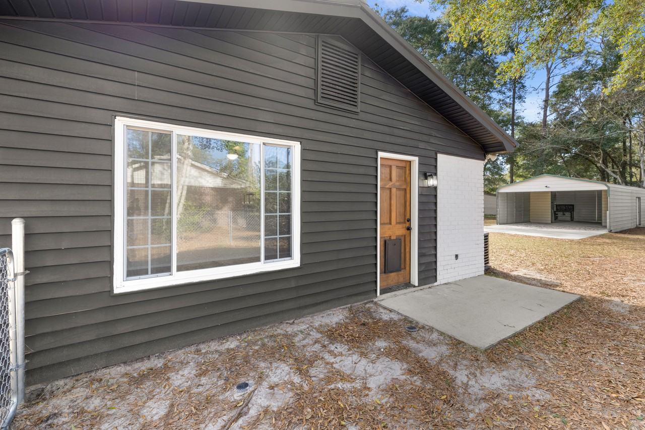 351 Queens Way - Photo 4 of 19