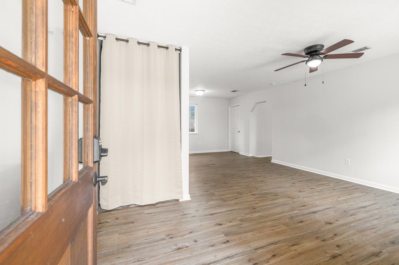 351 Queens Way - Photo 7 of 19