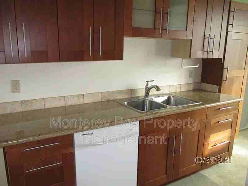 696 Hawthorne St - Photo 5 of 14