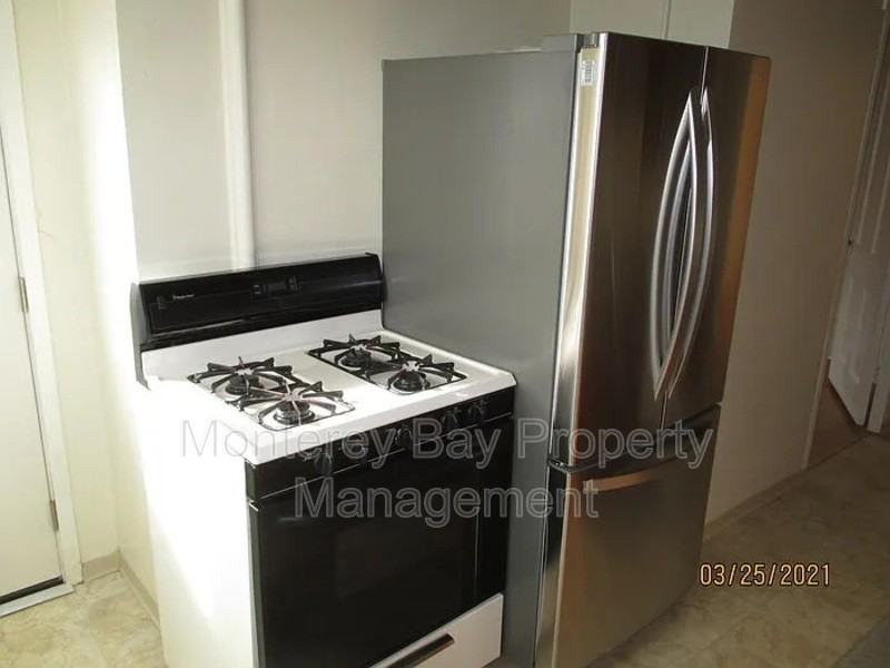 696 Hawthorne St - Photo 7 of 14