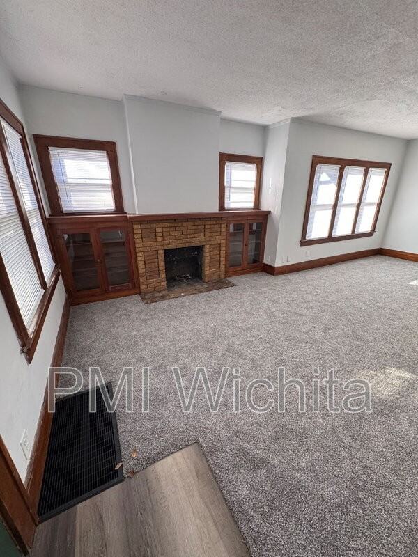 341 N Grove Dr - Photo 2 of 13