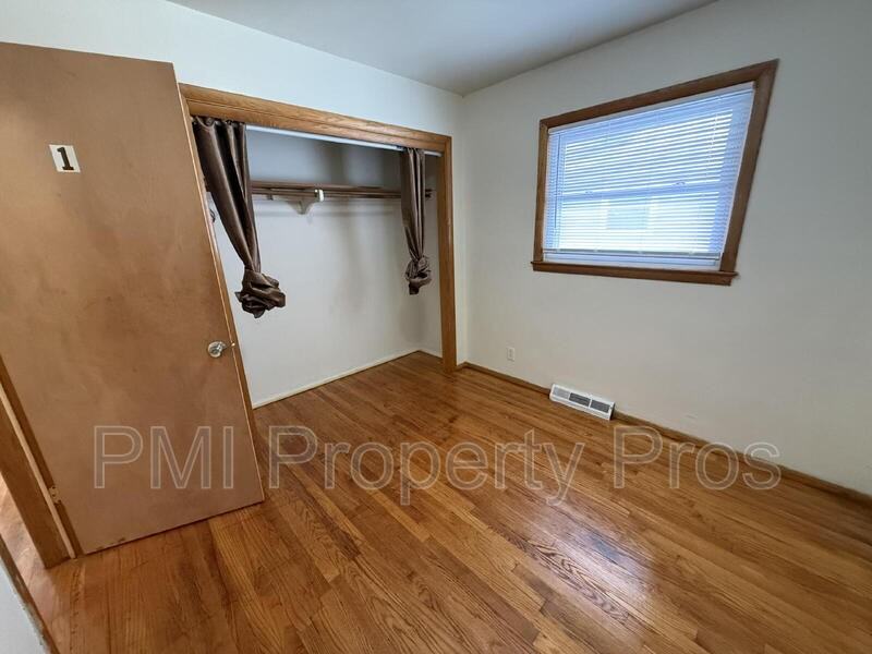 5836 N 75th St - Photo 4 of 17