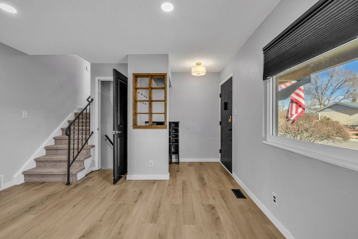 5545 Elkhart St - Photo 3 of 25