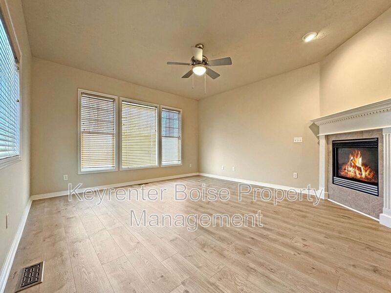 1838 S Latah St - Photo 4 of 27