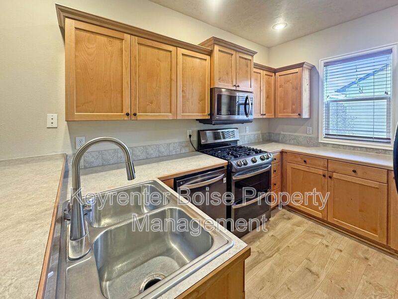 1838 S Latah St - Photo 7 of 27