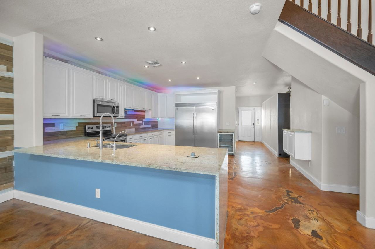 929 Woodbridge Ct - Photo 2 of 50