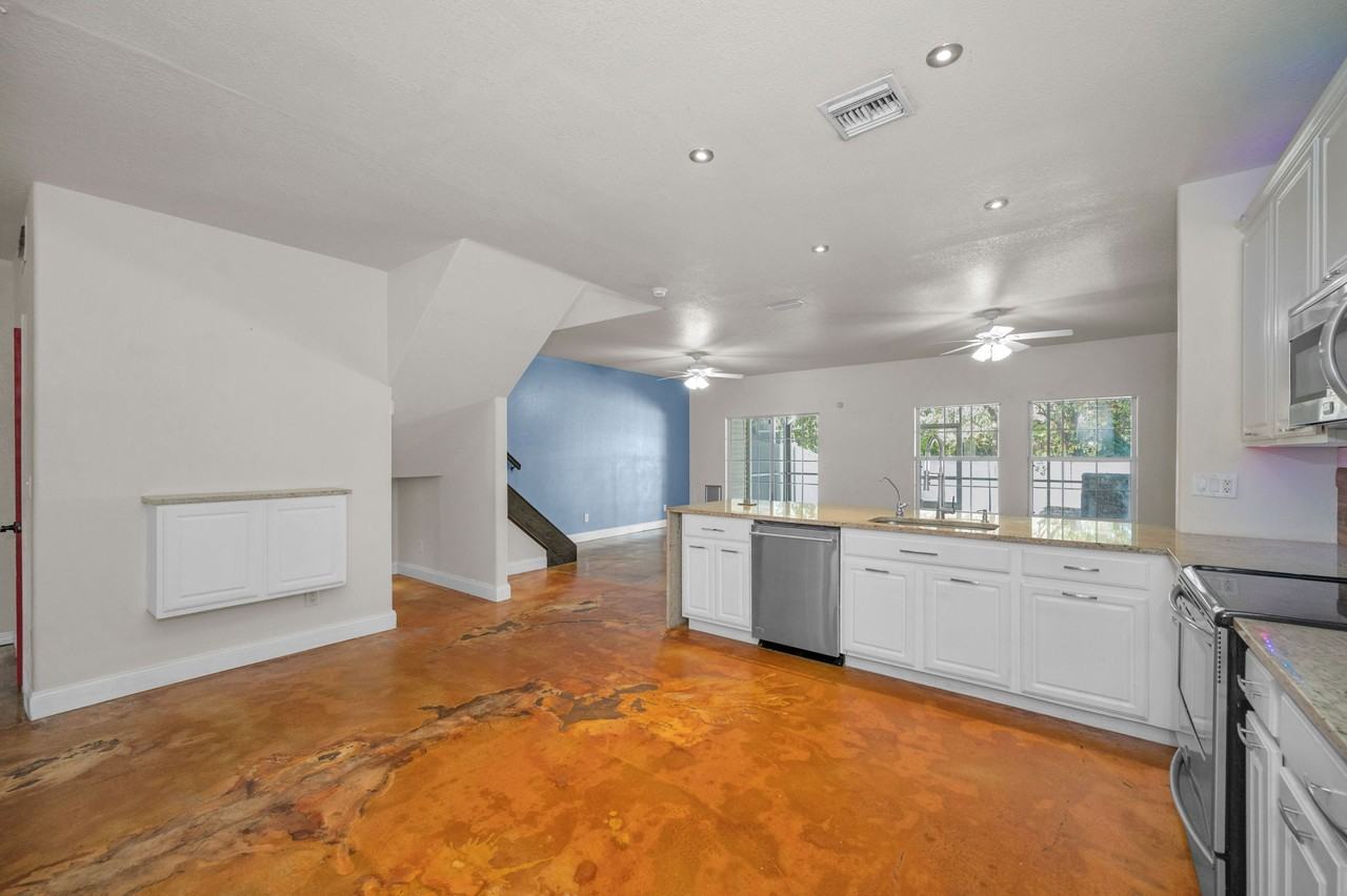 929 Woodbridge Ct - Photo 5 of 50