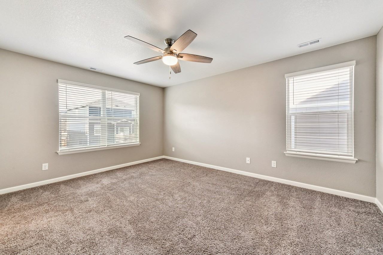 477 Rosette St - Photo 4 of 40