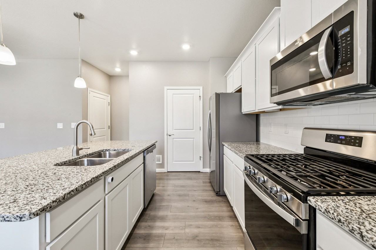 477 Rosette St - Photo 5 of 40