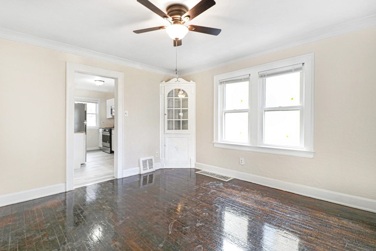 1210 Oakland St - Photo 2 of 11