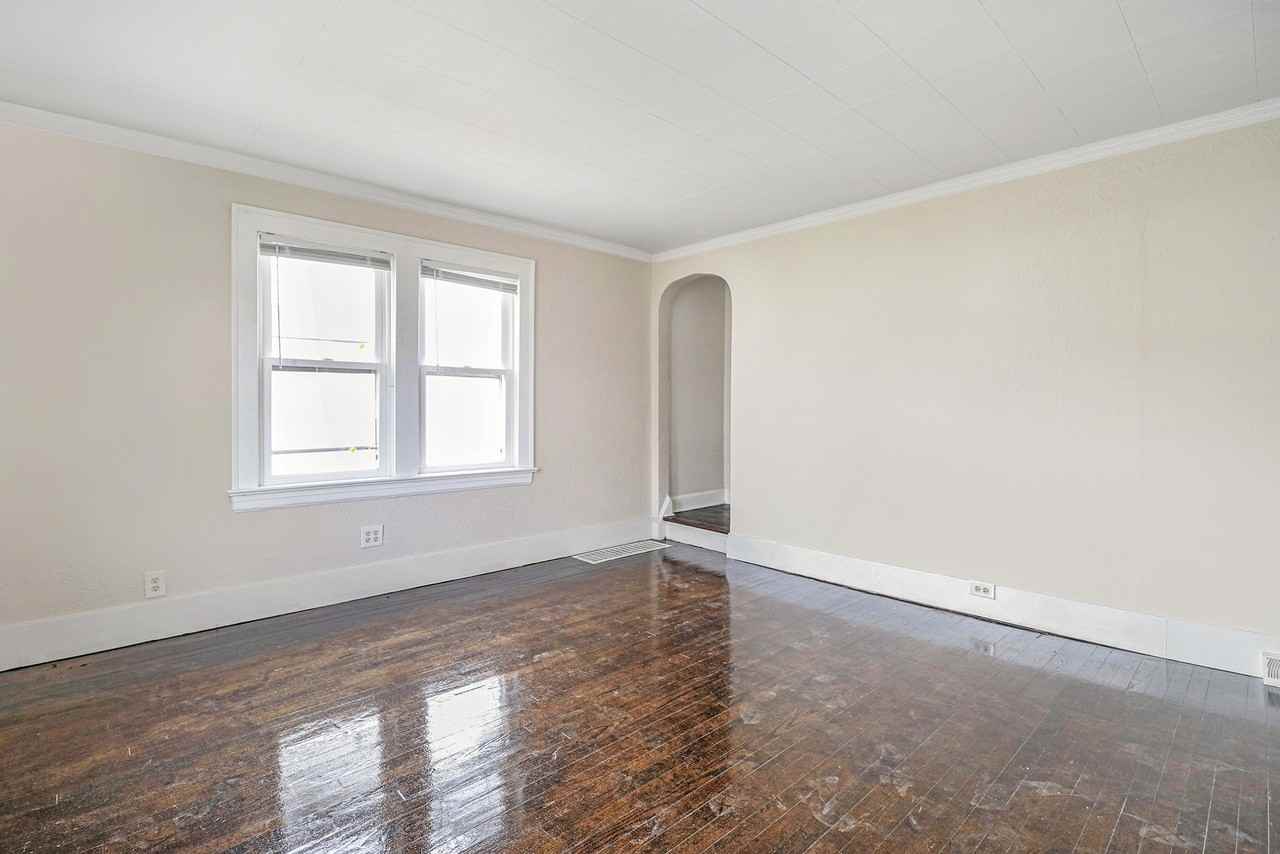 1210 Oakland St - Photo 4 of 11