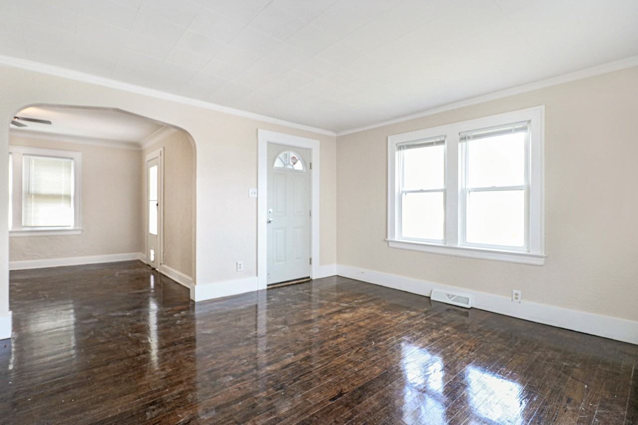 1210 Oakland St - Photo 5 of 11