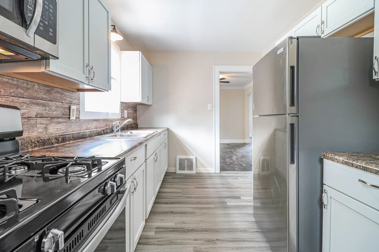 1210 Oakland St - Photo 7 of 11