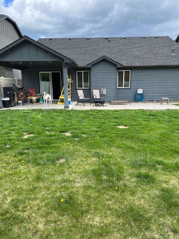 1327 N Rogue River St - Photo 2 of 15