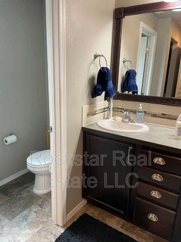 1327 N Rogue River St - Photo 4 of 15