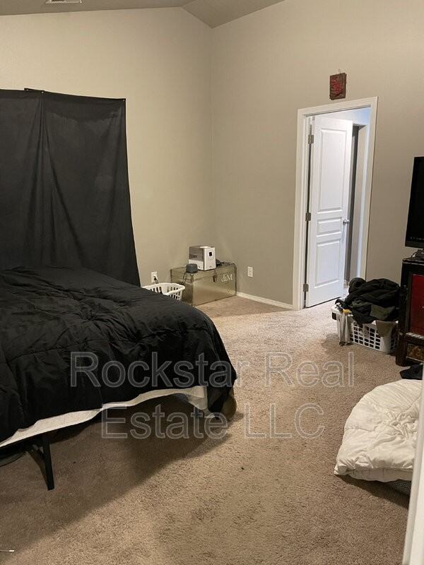 1327 N Rogue River St - Photo 6 of 15