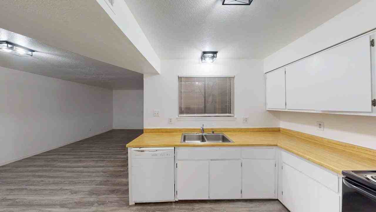 1309 Madeira Dr Se - Photo 3 of 9