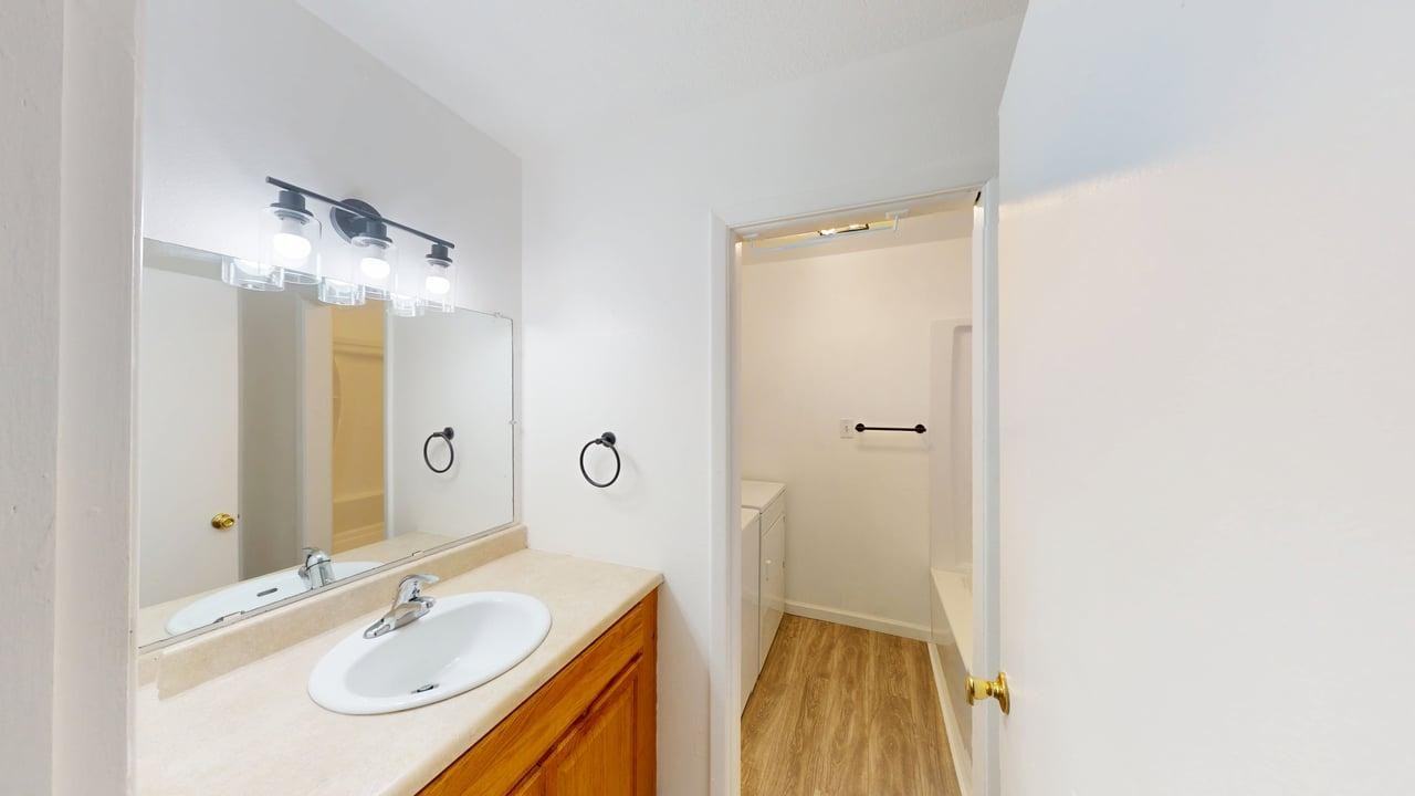 1309 Madeira Dr Se - Photo 5 of 9