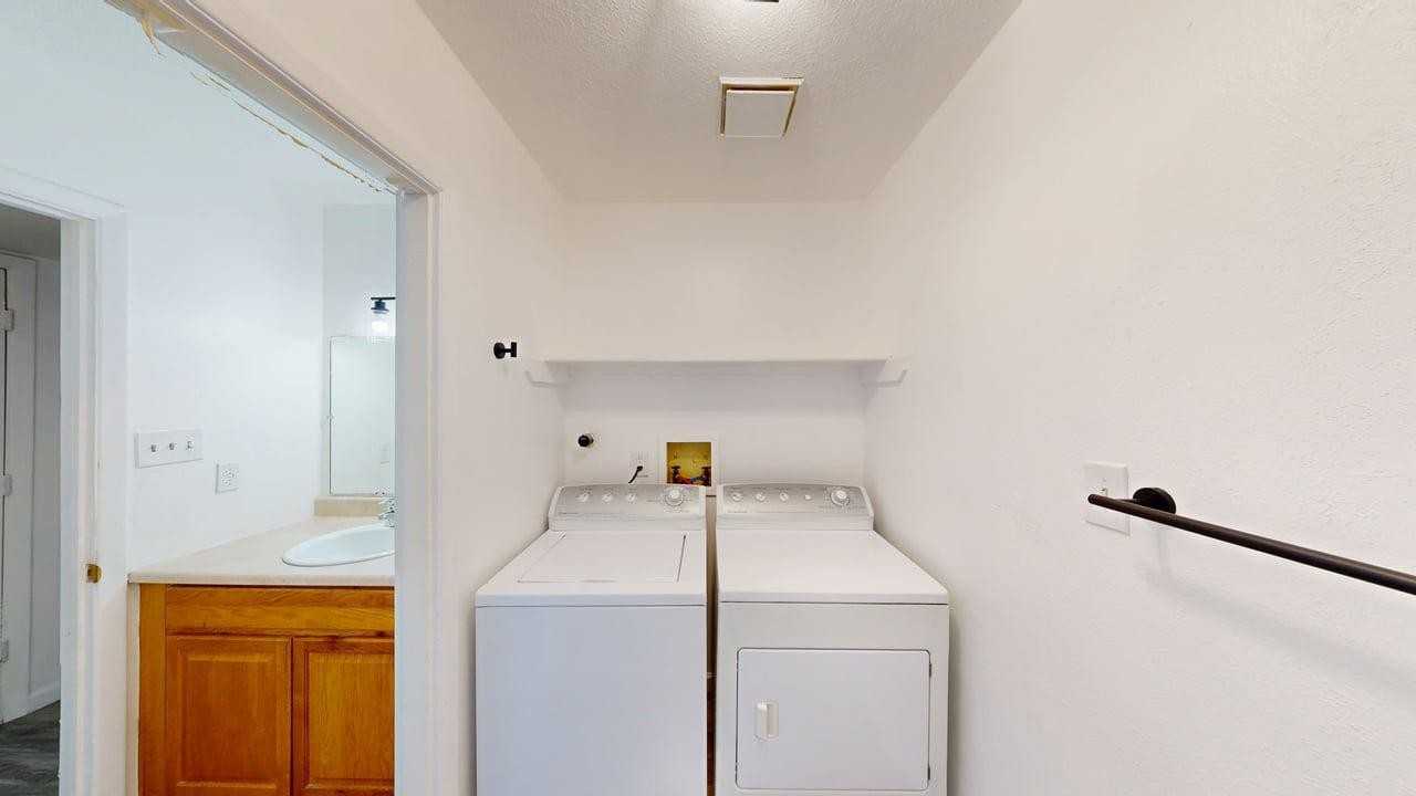 1309 Madeira Dr Se - Photo 6 of 9