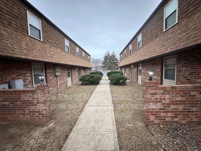 812 E Walnut St #D - Photo 3 of 25