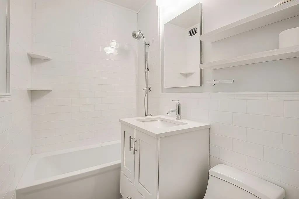 201 E 25th St - Photo 4 of 10