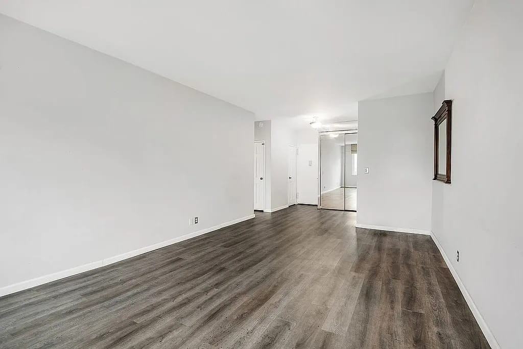 201 E 25th St - Photo 6 of 10