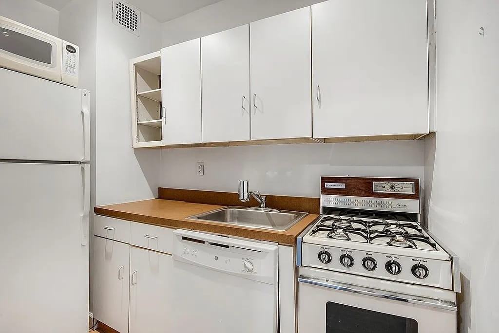 201 E 25th St - Photo 7 of 10