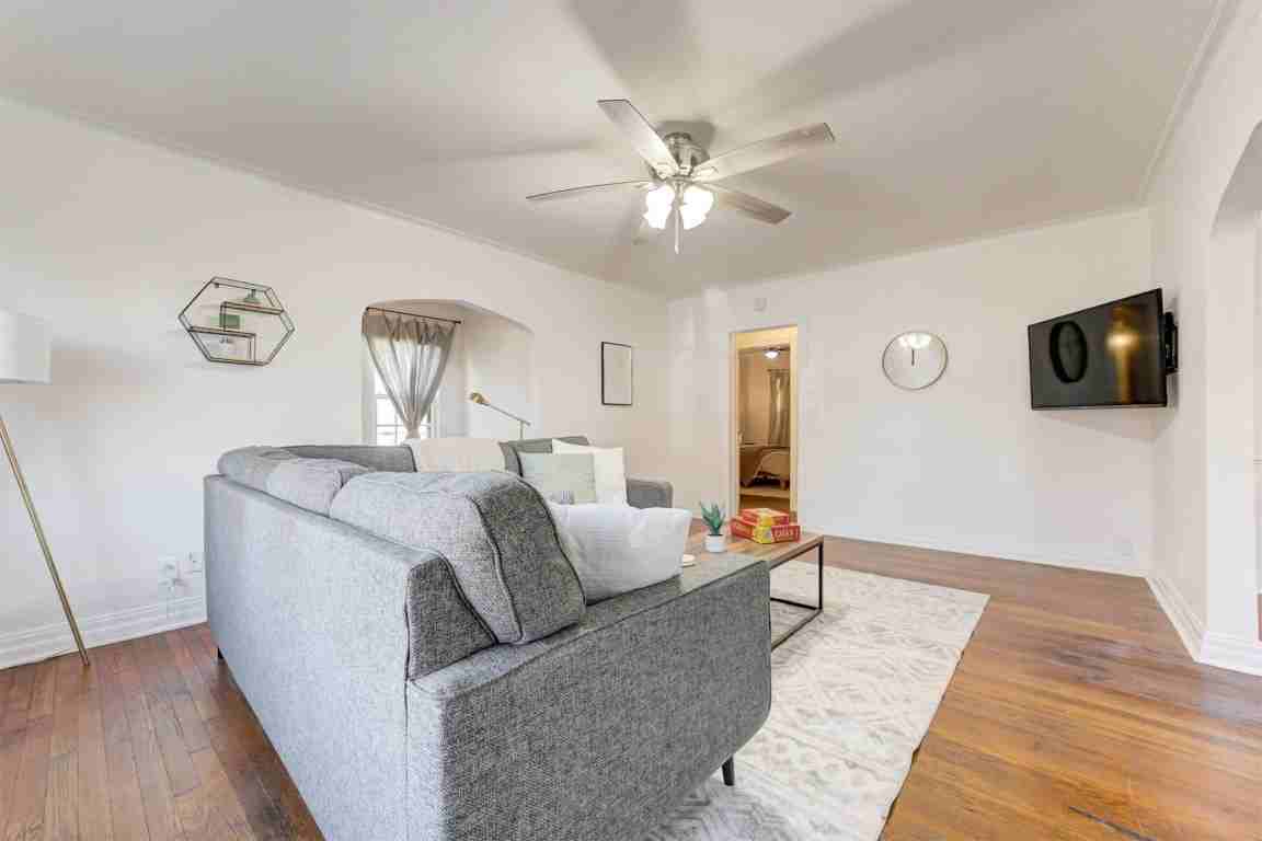 3208 Nw 25th St - Photo 2 of 5