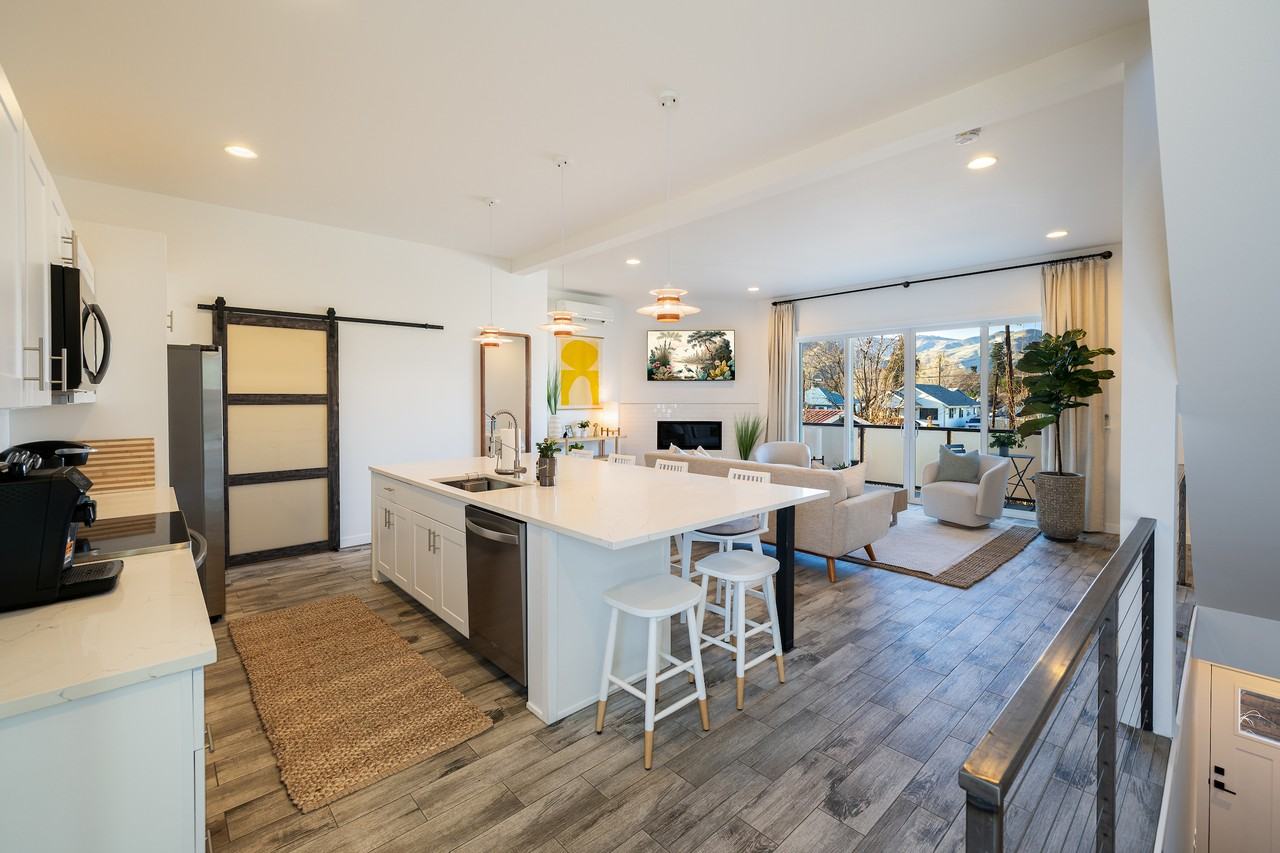 823 Orondo Ave #B - Photo 3 of 21