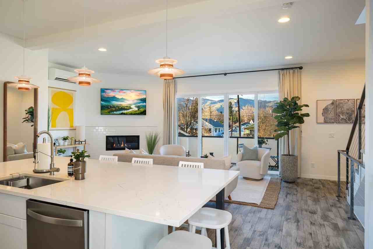 823 Orondo Ave #B - Photo 6 of 21