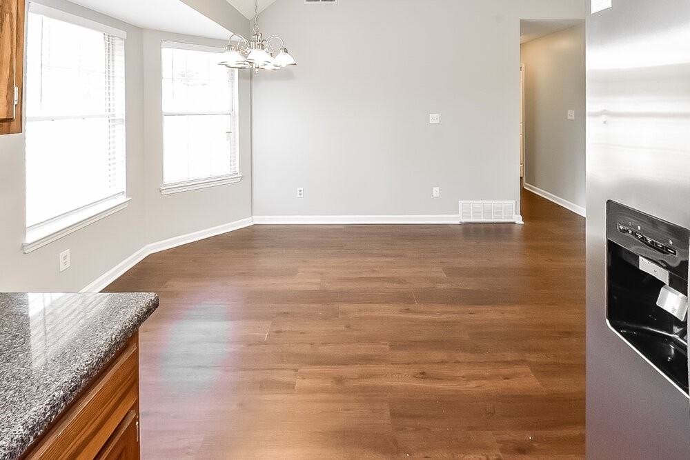 4088 Ravenwood Dr N - Photo 5 of 16