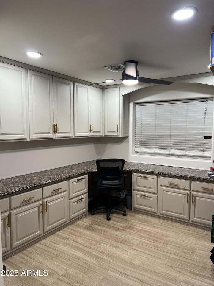 219 W Harmont Dr - Photo 7 of 21