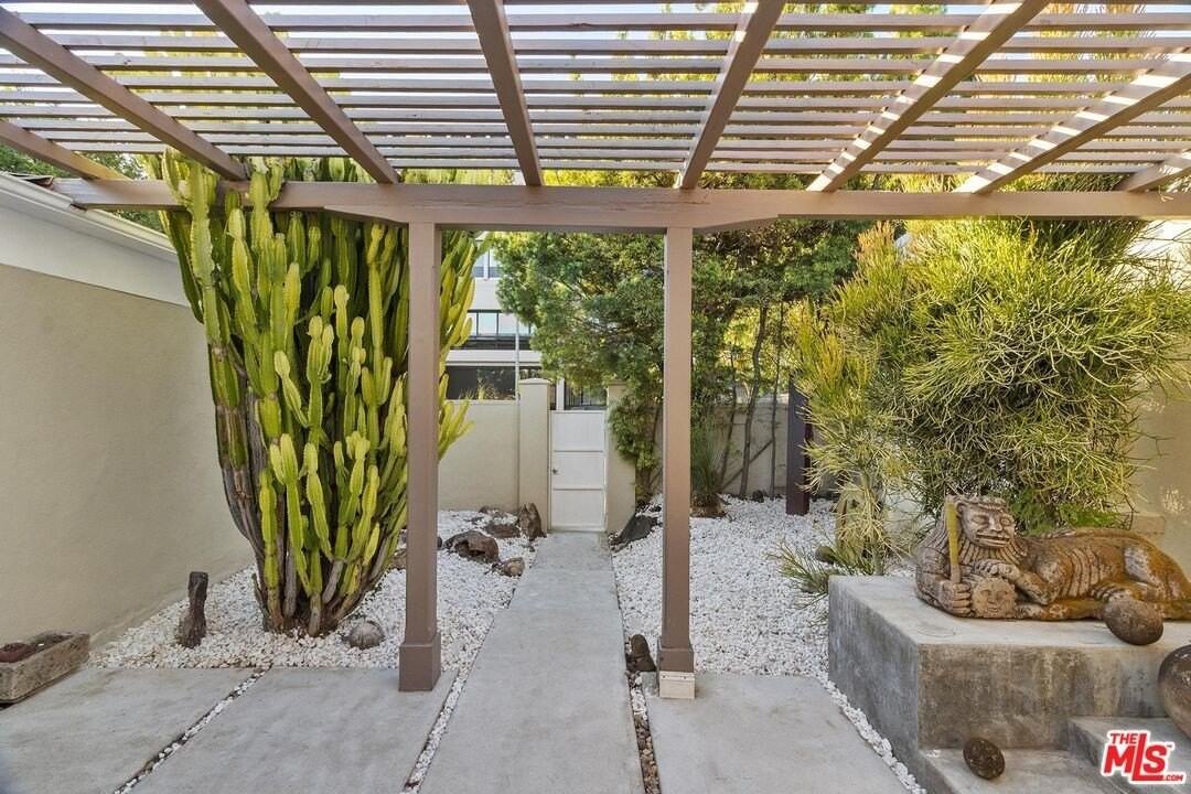 920 Carrillo Dr - Photo 2 of 17