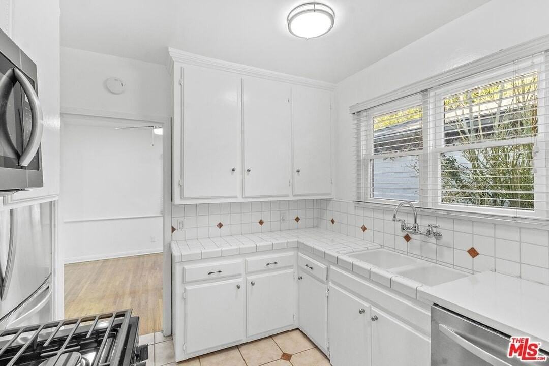 920 Carrillo Dr - Photo 6 of 17