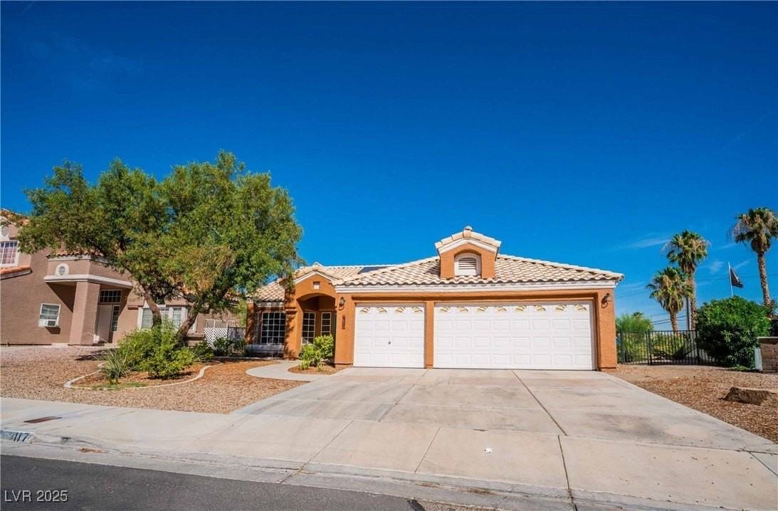 8117 Creek Water Ln - Photo 3 of 35